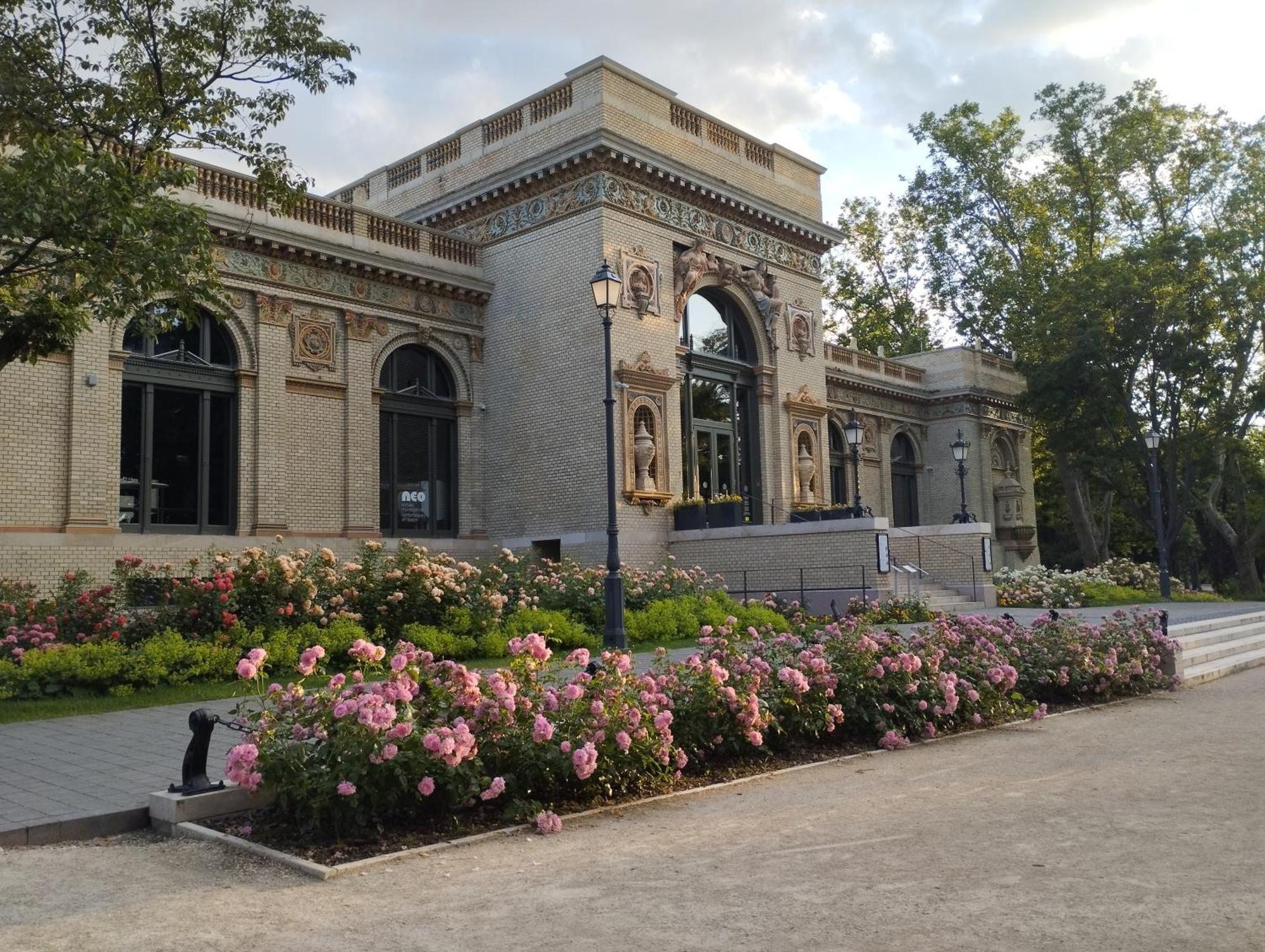 Free Parking Garage! Downtown Apartment Close To New York Cafe Budapest Ngoại thất bức ảnh